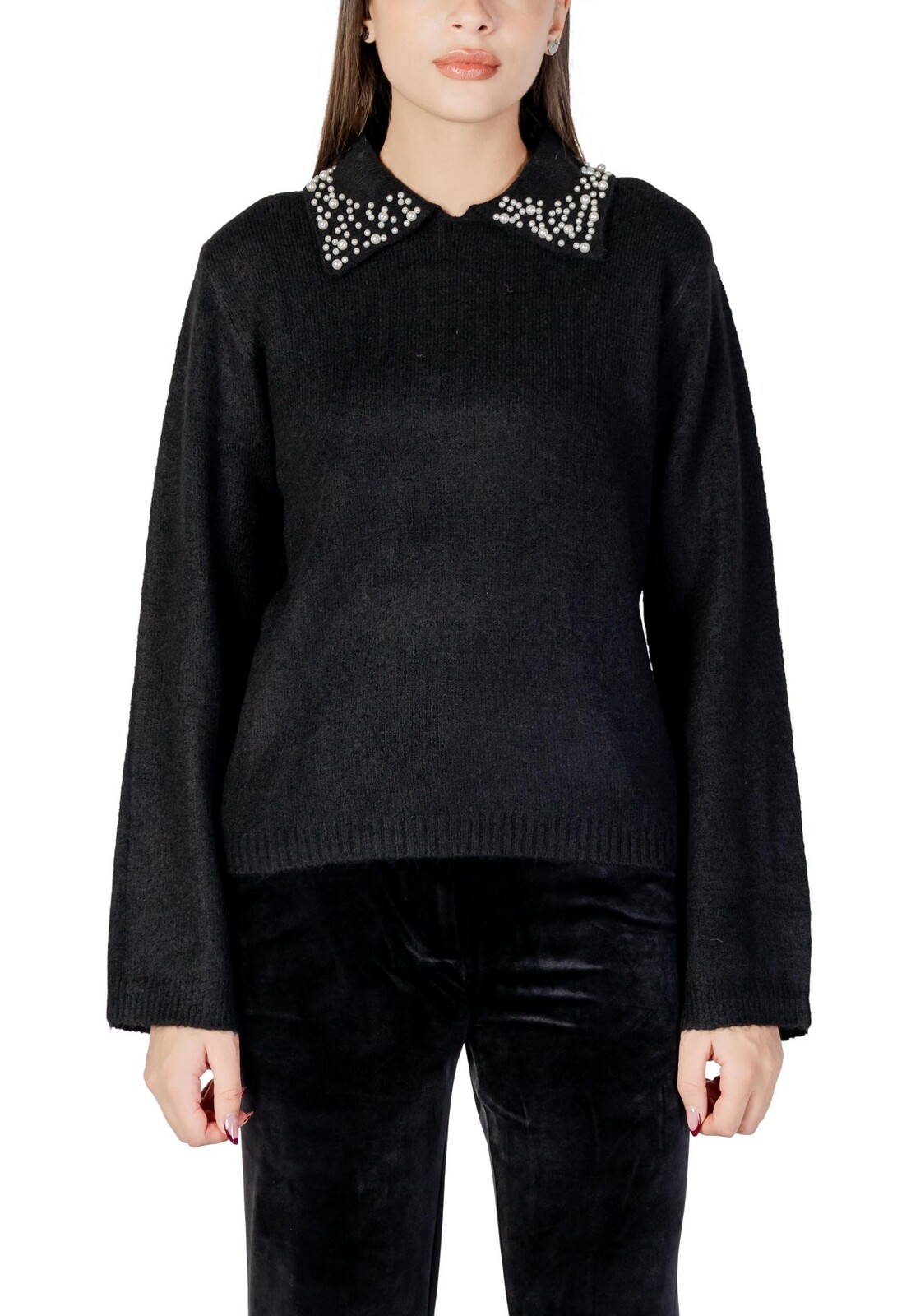 Čierny sveter s ozdobným golierom