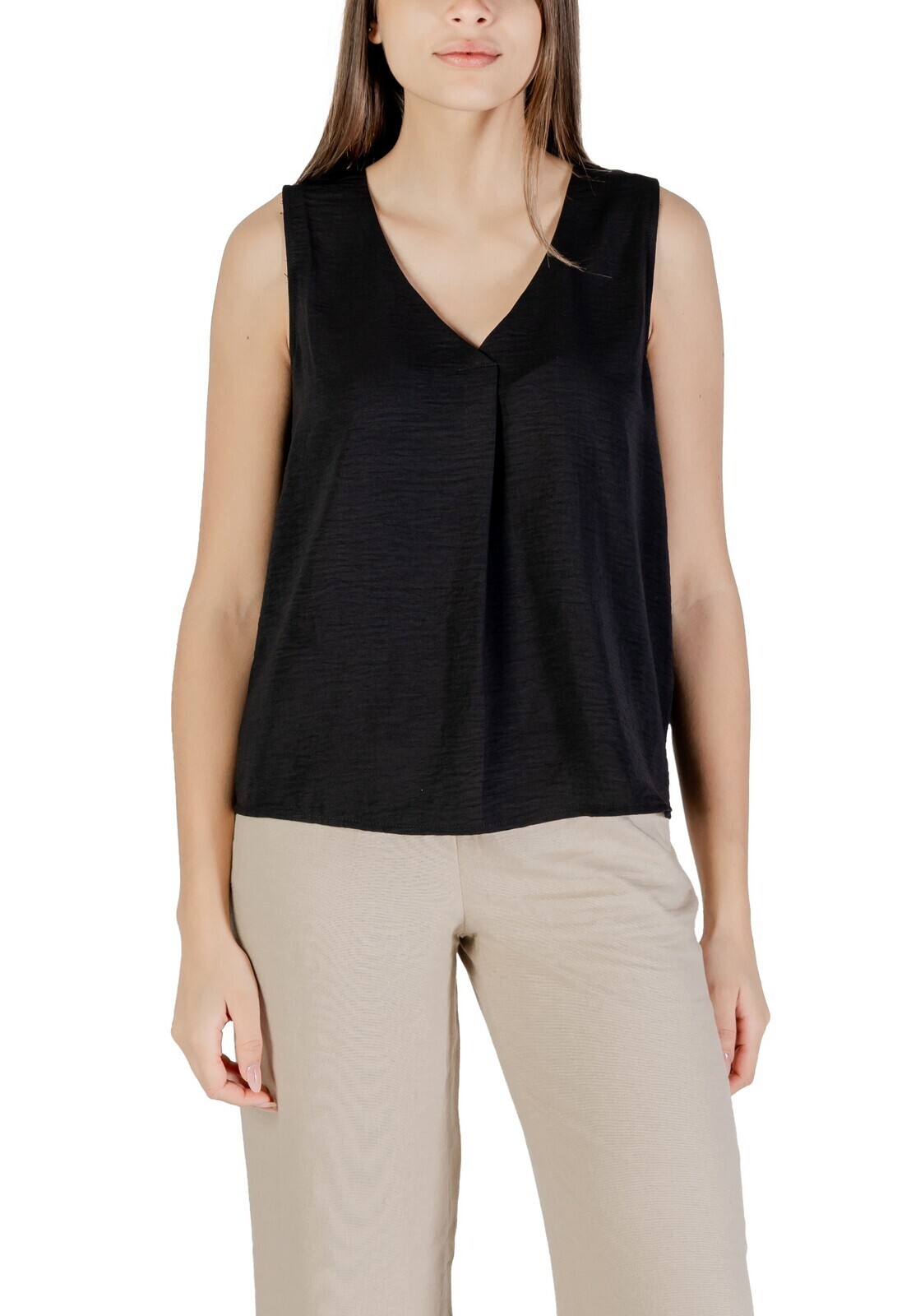 Čierny top bez rukávov s V-výstrihom