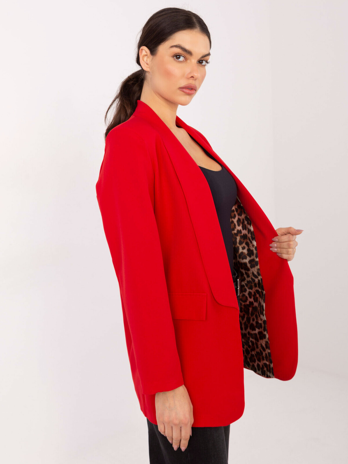Červené sako s leopardím vzorom