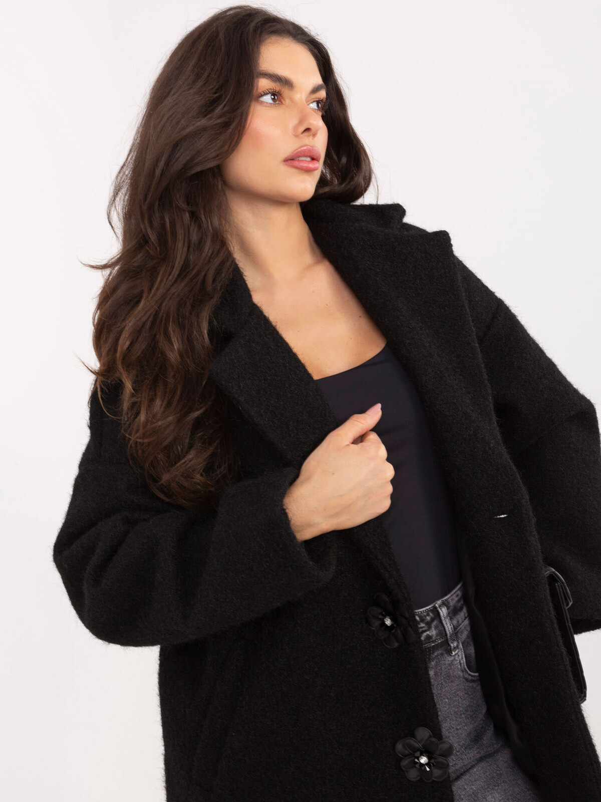 Čierny kabát s veľkými gombíkmi