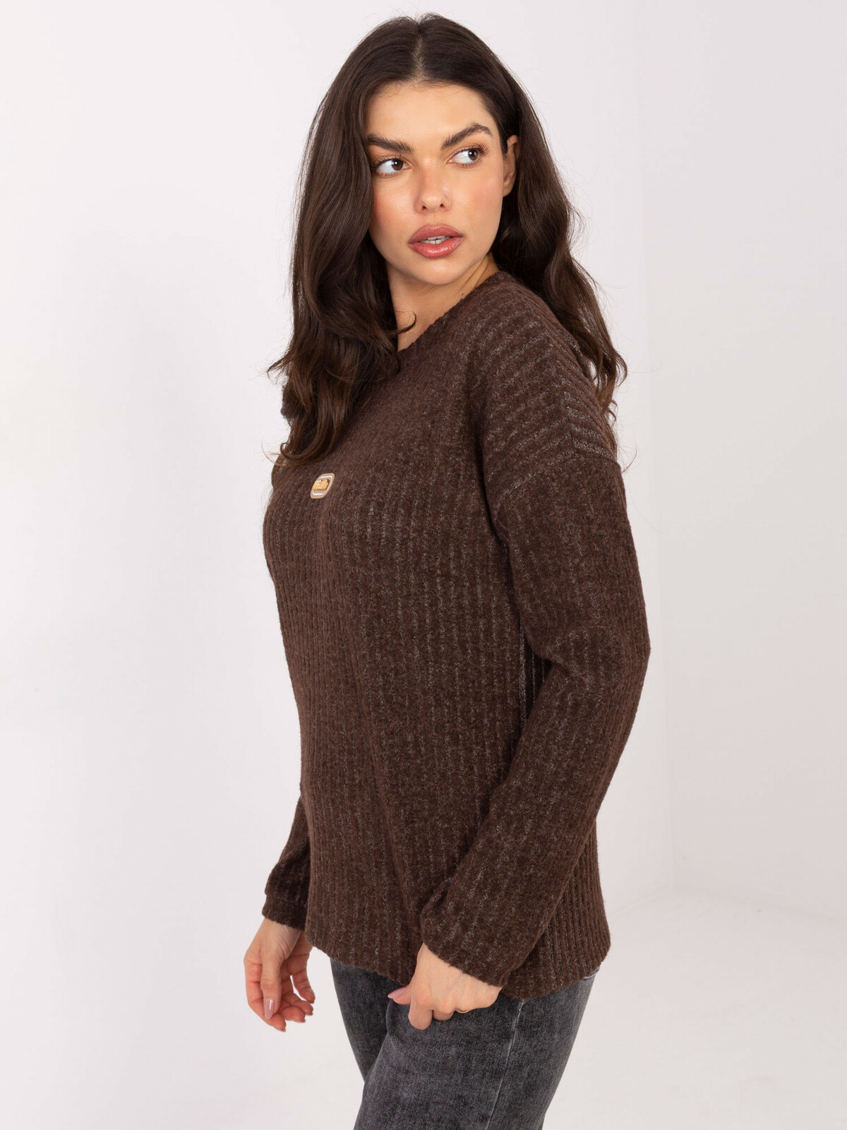 Hnedý sveter s dlhými rukávmi