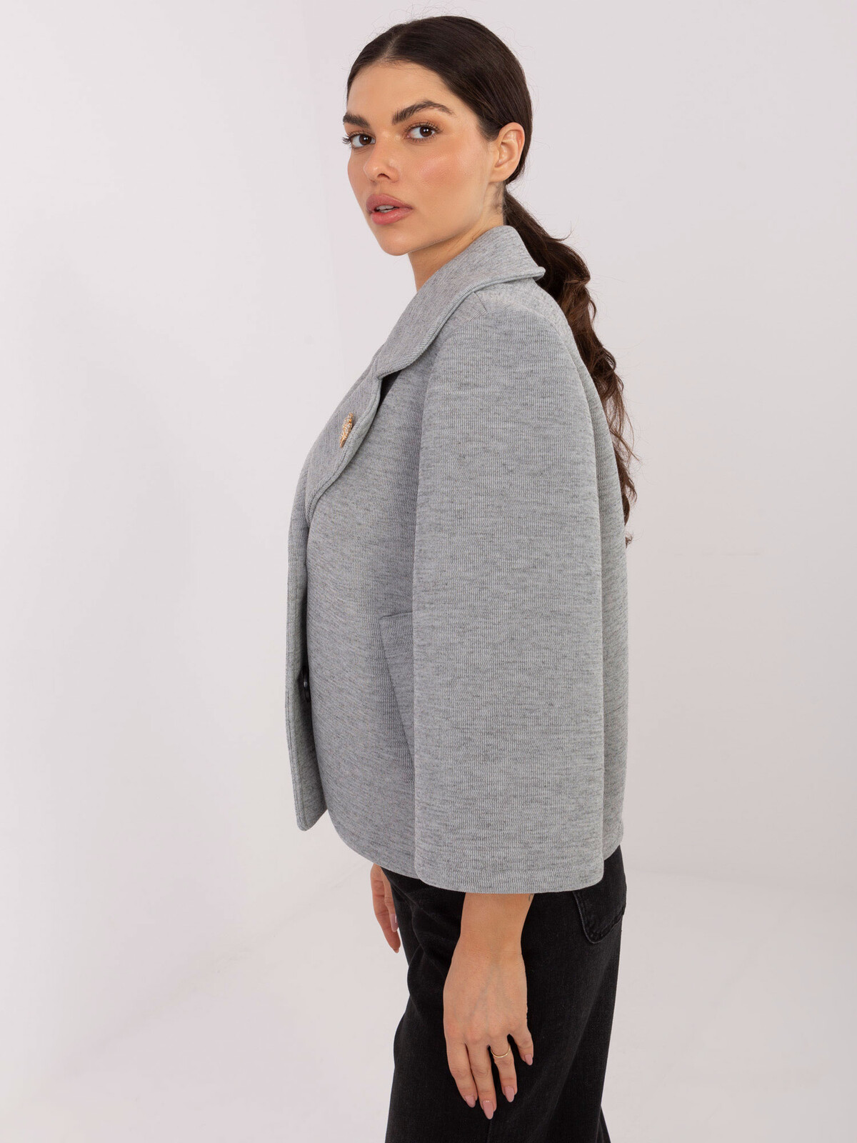 Šedý dámsky kabátik s rozšírenými rukávmi