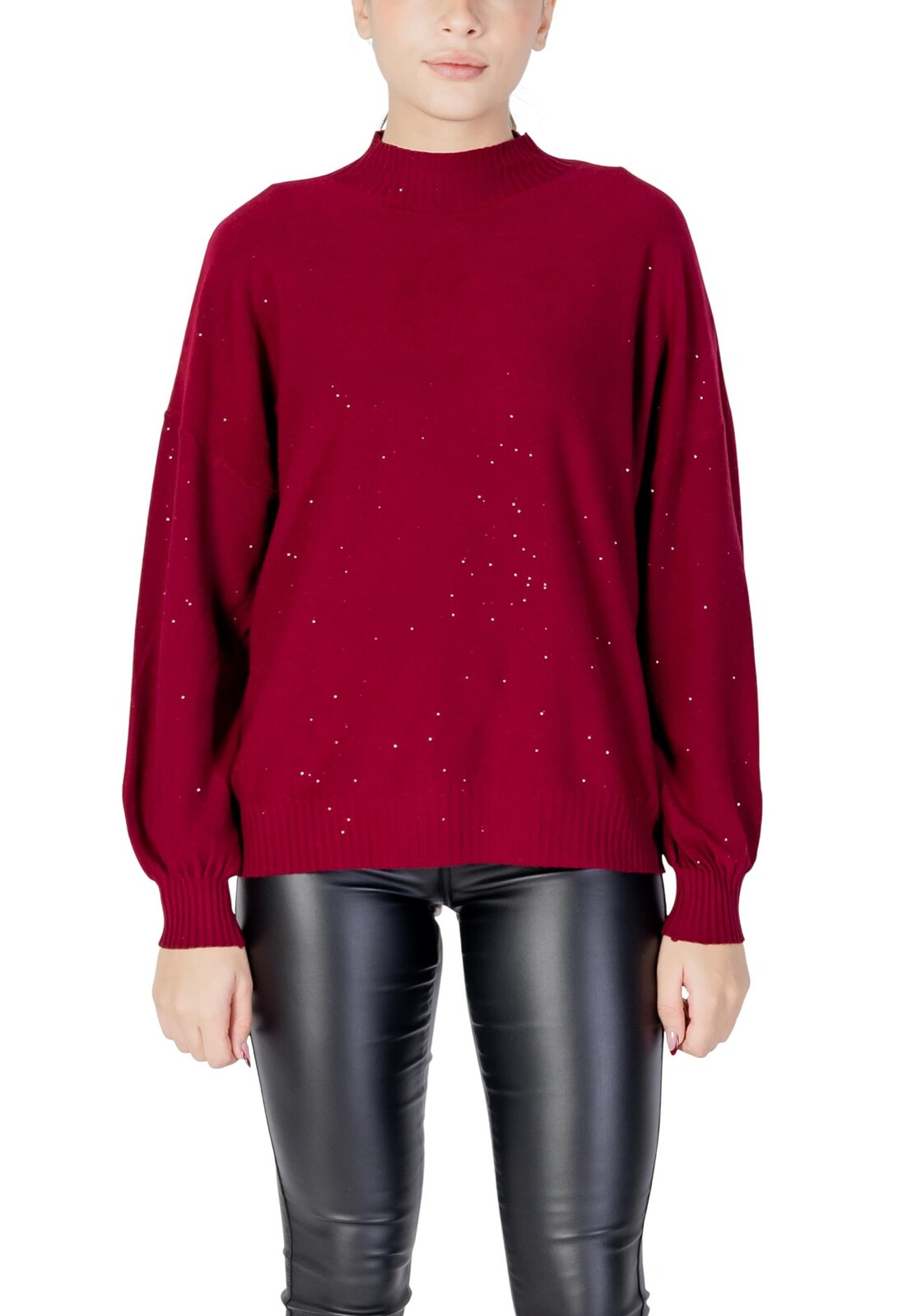 Červený sveter s dlhými rukávmi