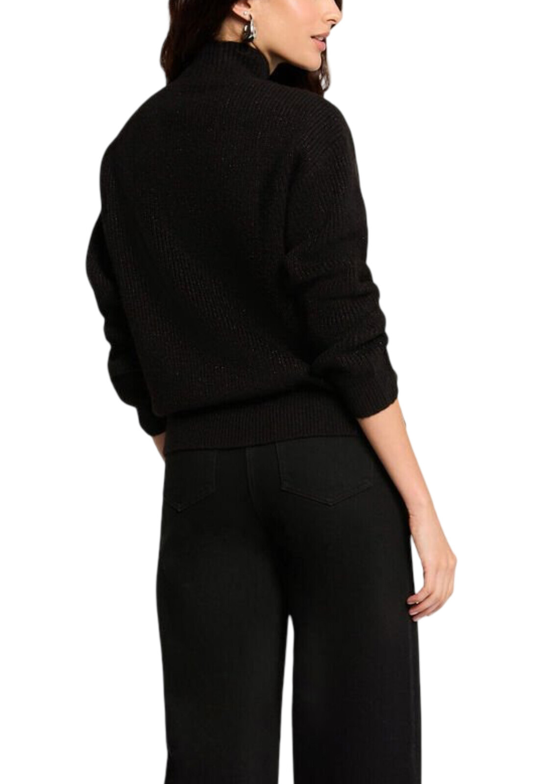 Čierny rolákový sveter s ozdobnými gombíkmi