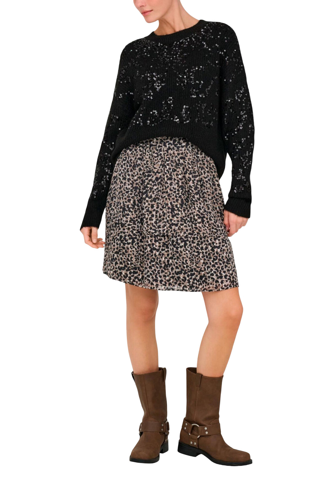 Čierny sveter a vzorované šaty