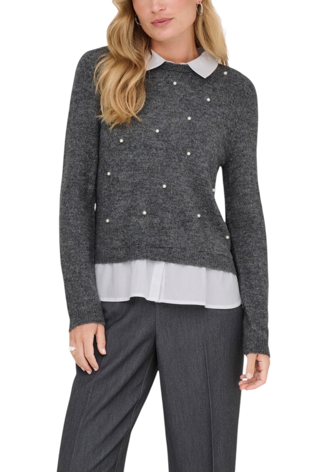 Šedý sveter s bielou košeľou