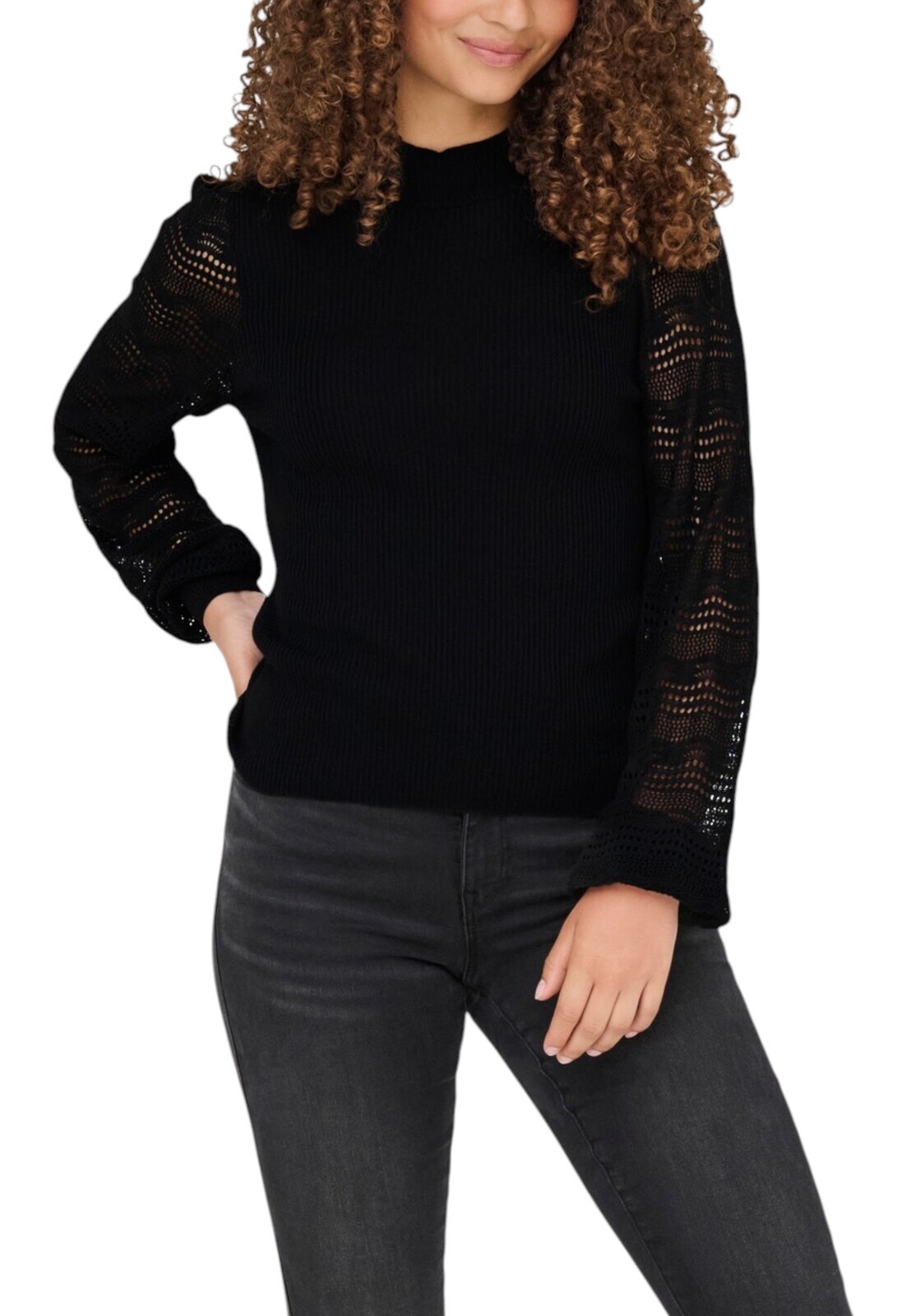 Čierny sveter s čipkovanými rukávmi