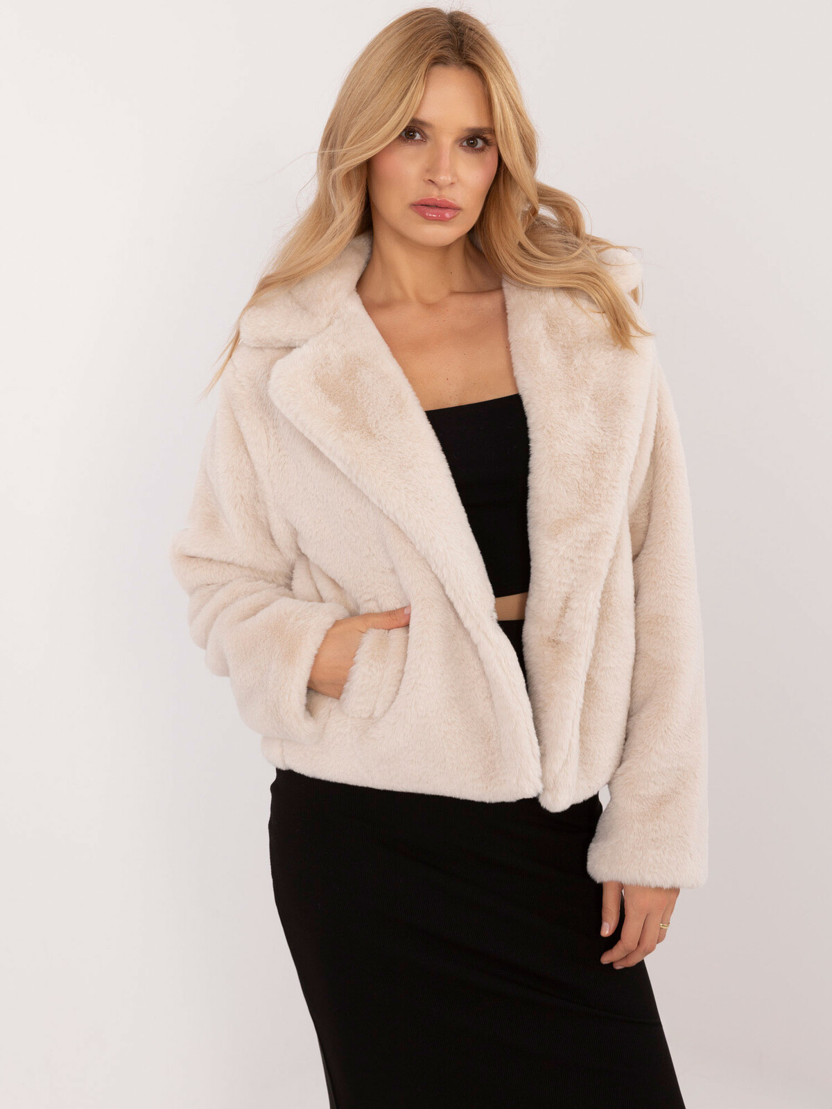 Krátky prešívaný kabátik v svetlo béžovej farbe