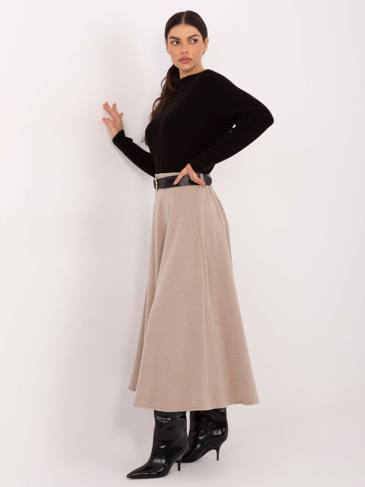 Áčková sukňa v svetlo béžovej farbe