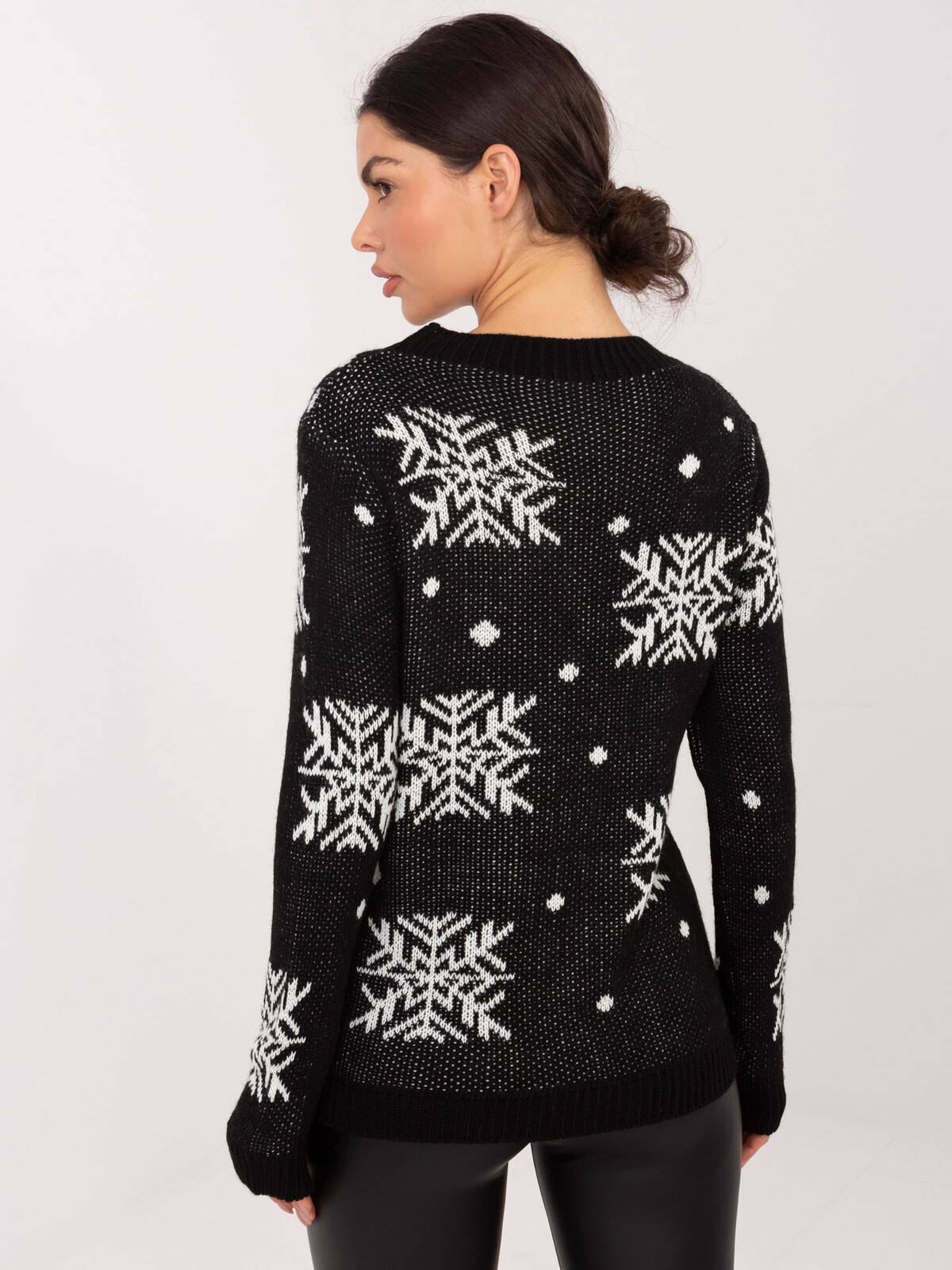 Čierny vianočný sveter s motívom soba