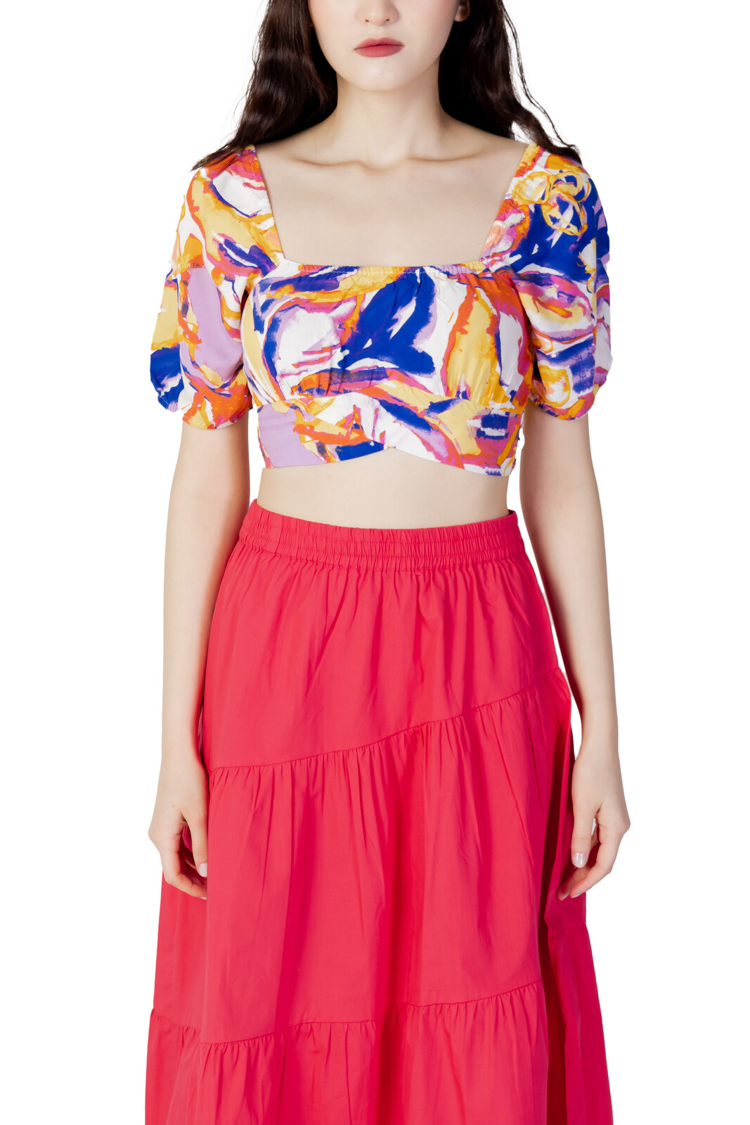 Farebný crop top s krátkymi rukávmi