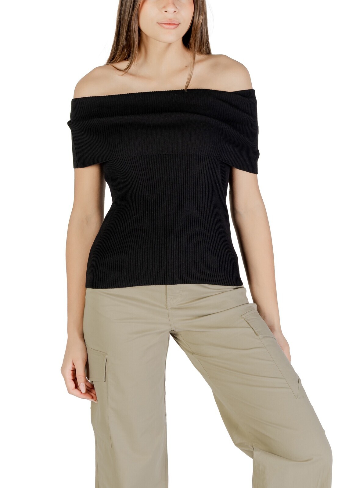 Čierny top s lodičkovým výstrihom