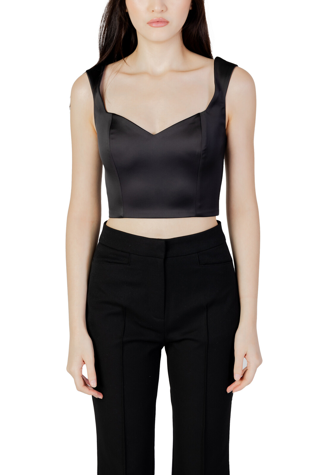 Čierny crop top s ramienkami