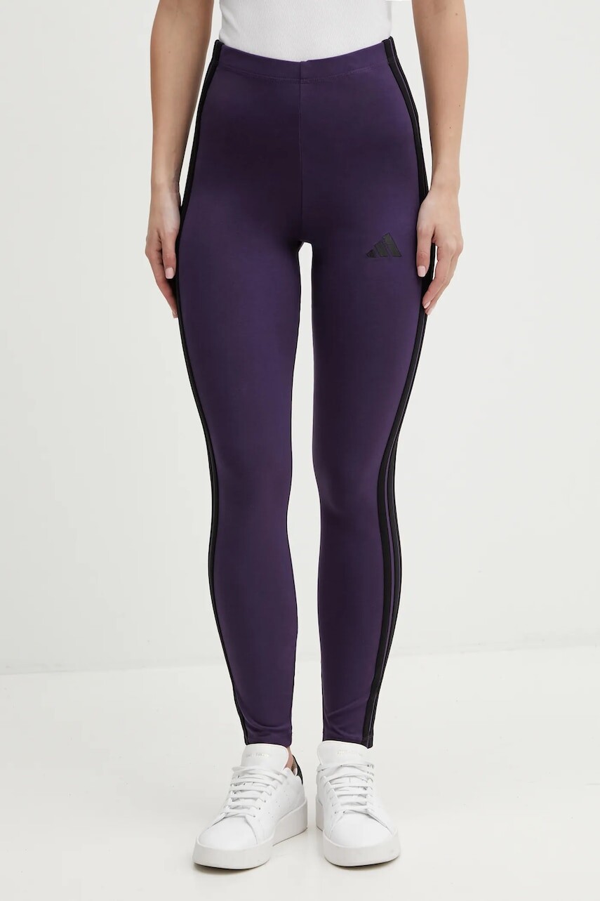 Legíny adidas Essentials fialová farba, s nášivkou, JY3176