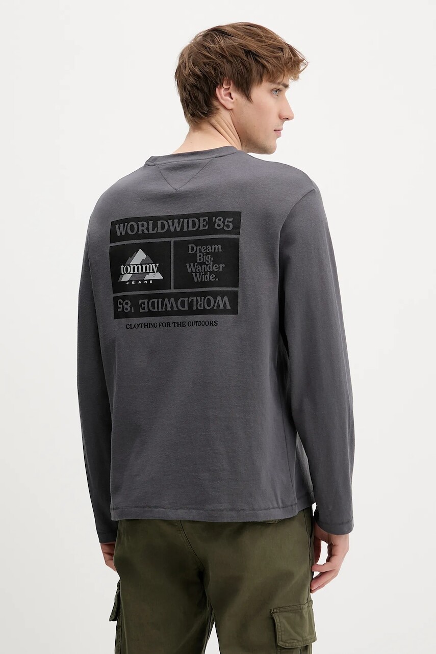 Bavlnené tričko s dlhým rukávom Tommy Jeans šedá farba, s potlačou, DM0DM22339