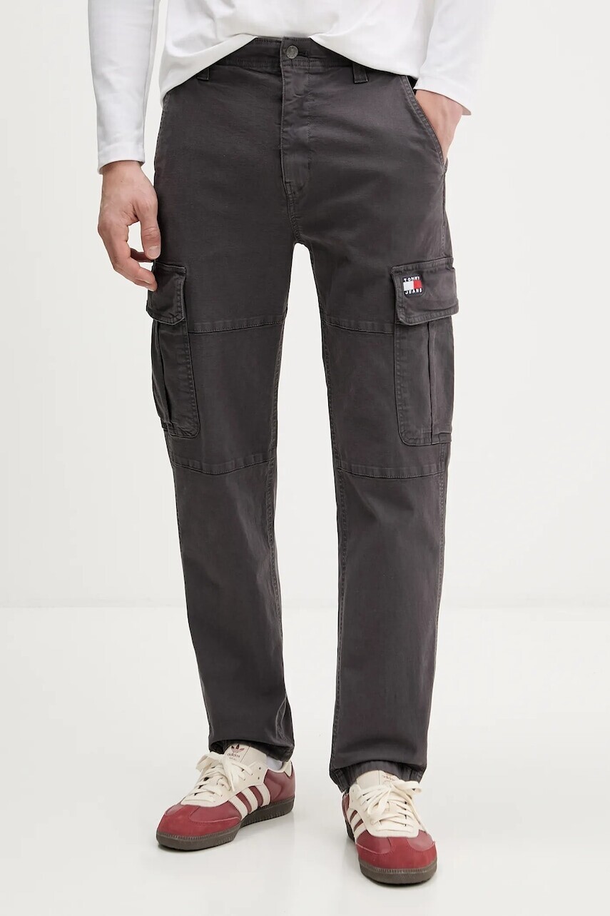 Nohavice Tommy Jeans šedá farba, strih cargo, DM0DM22651