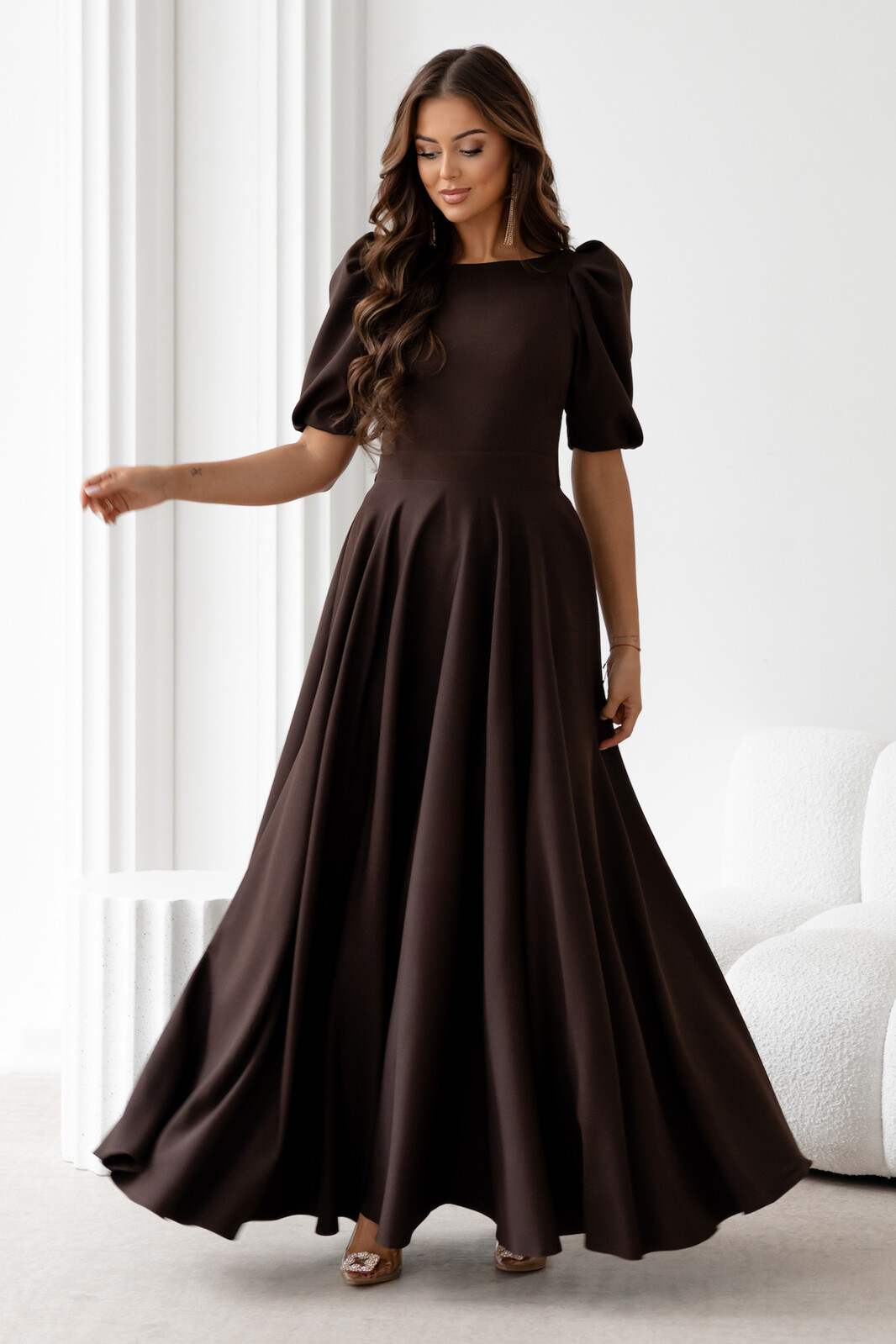 Lacoria Hnedé spoločenské šaty s balónovými rukávmi Veľkosť: M