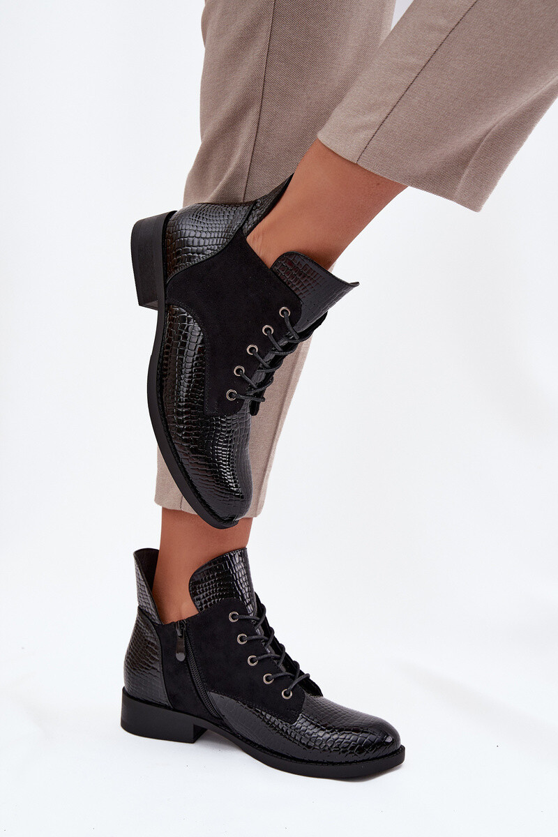 Lakované dámske členkové topánky s dekoratívnym vtlačením izolované Vinceza