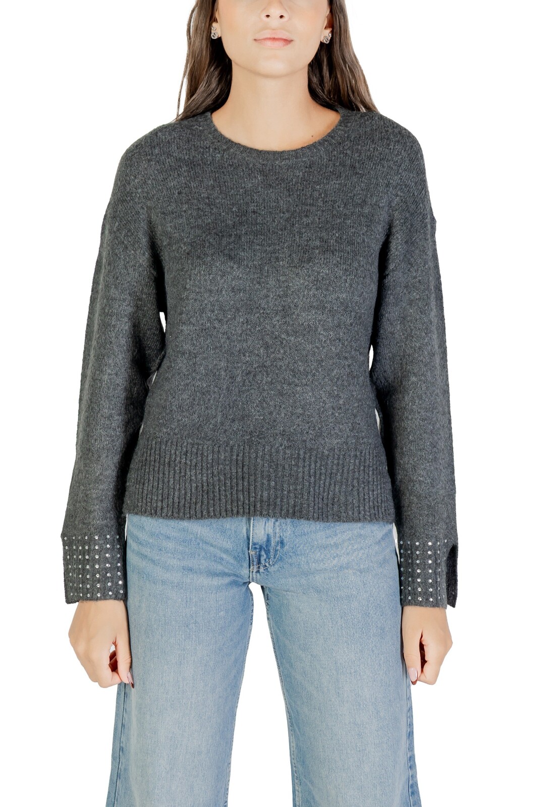 Šedý sveter s okrúhlym výstrihom