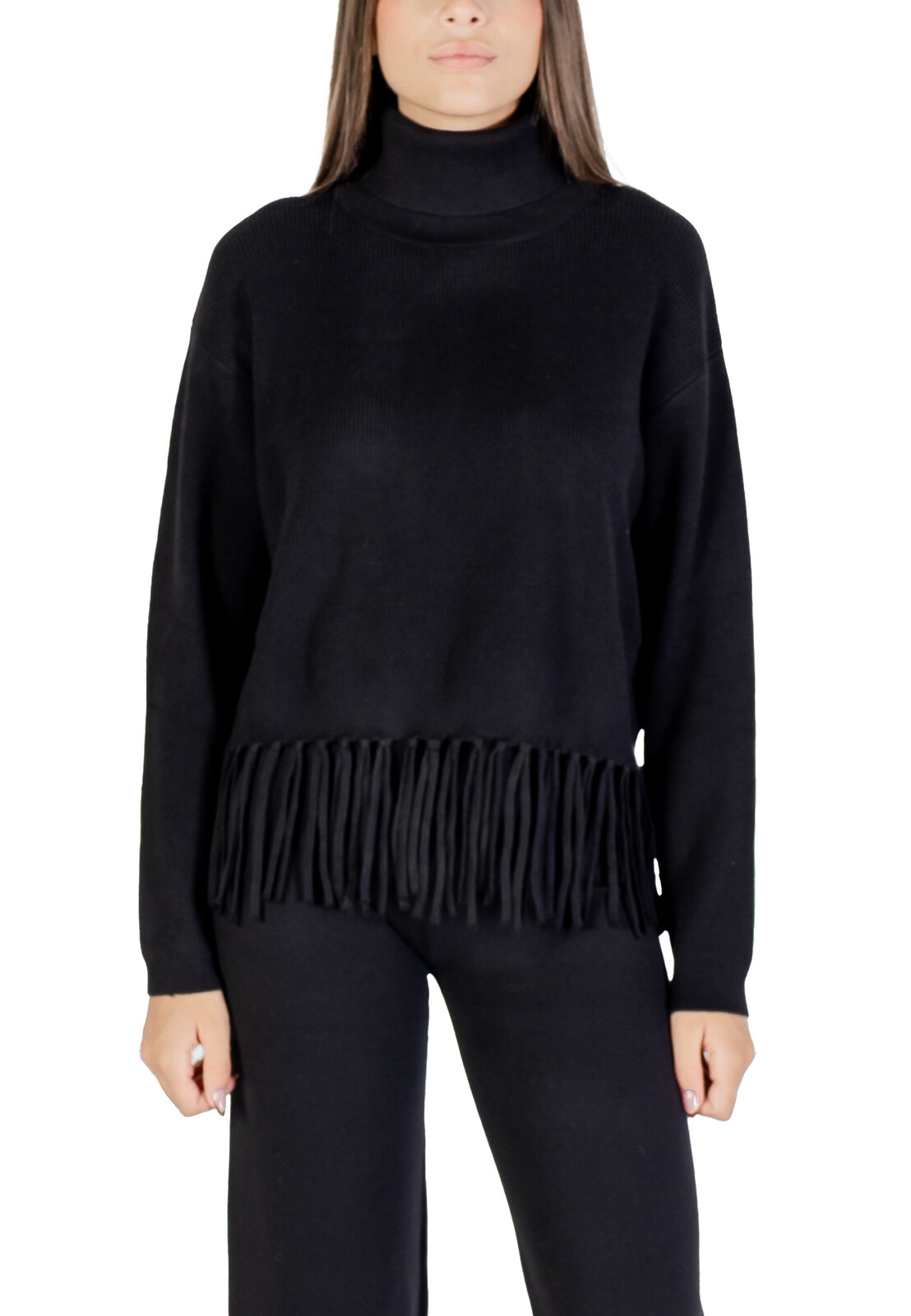 Čierny rolákový sveter s strapcami