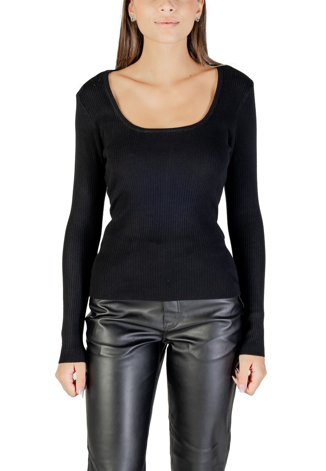 Čierny sveter s čipkovaným chrbtom