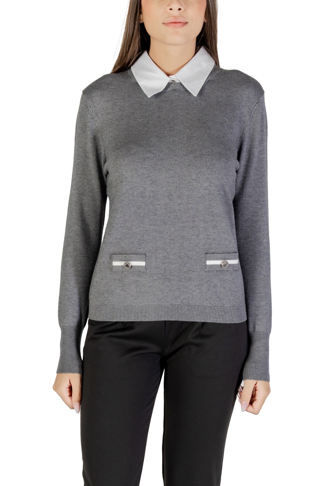 Šedý sveter s bielym golierom