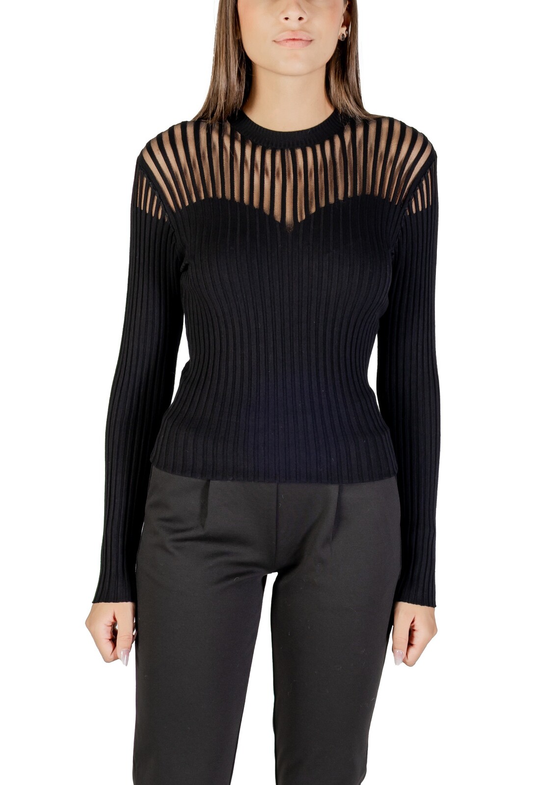 Čierny sveter s priesvitným detailom