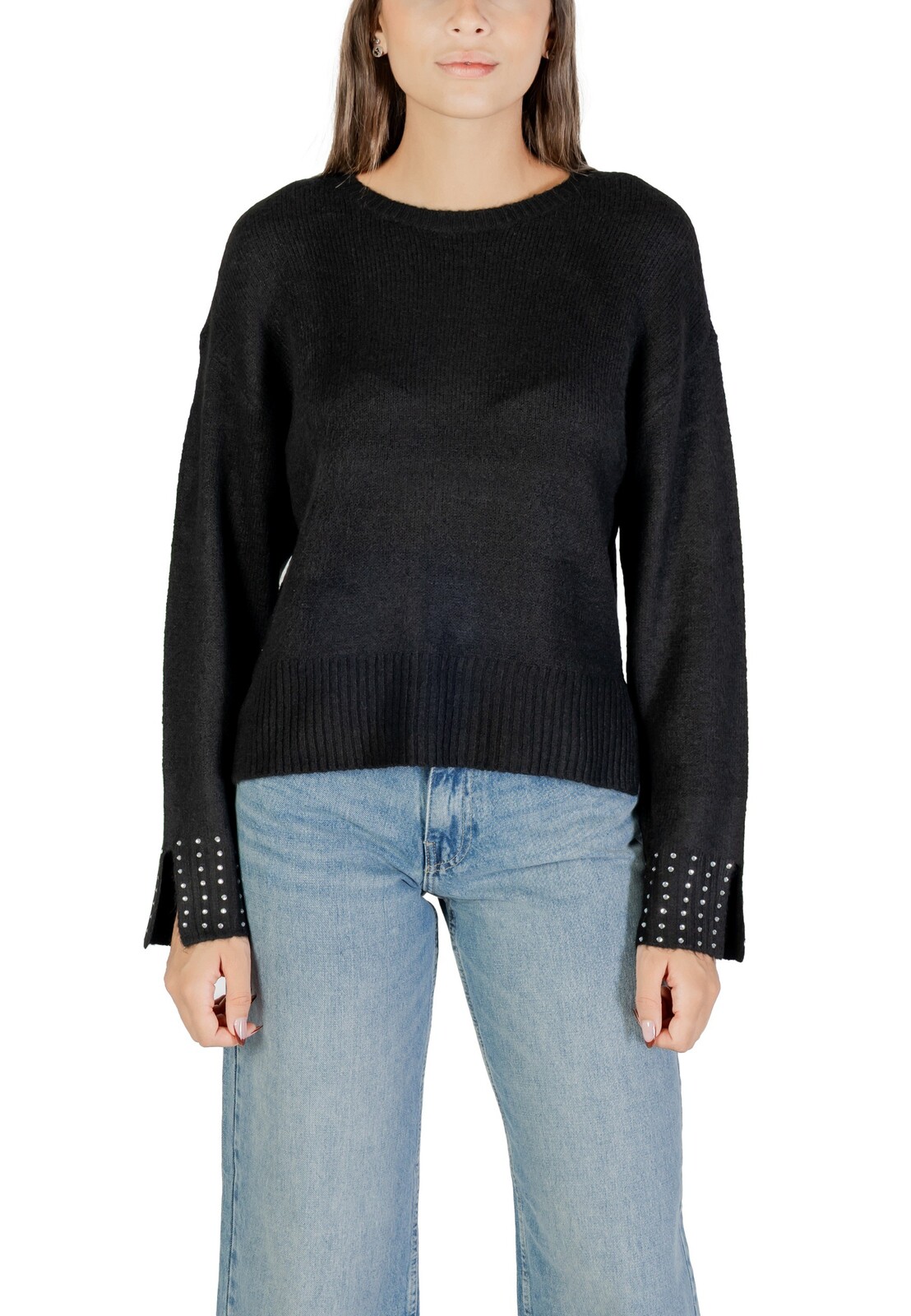 Čierny sveter s ozdobnými rukávmi