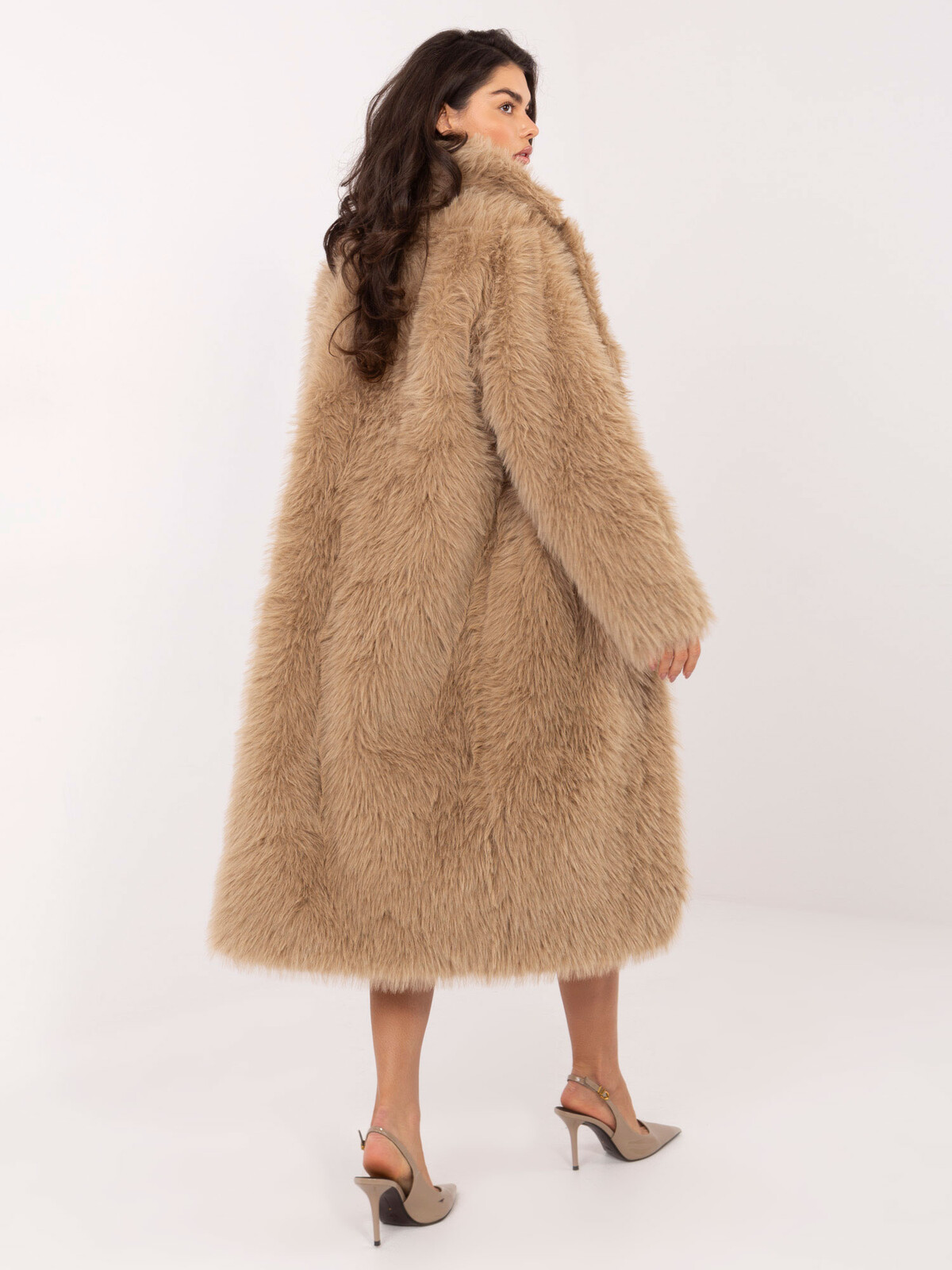 Dámsky béžový kabát z umelej kožušiny