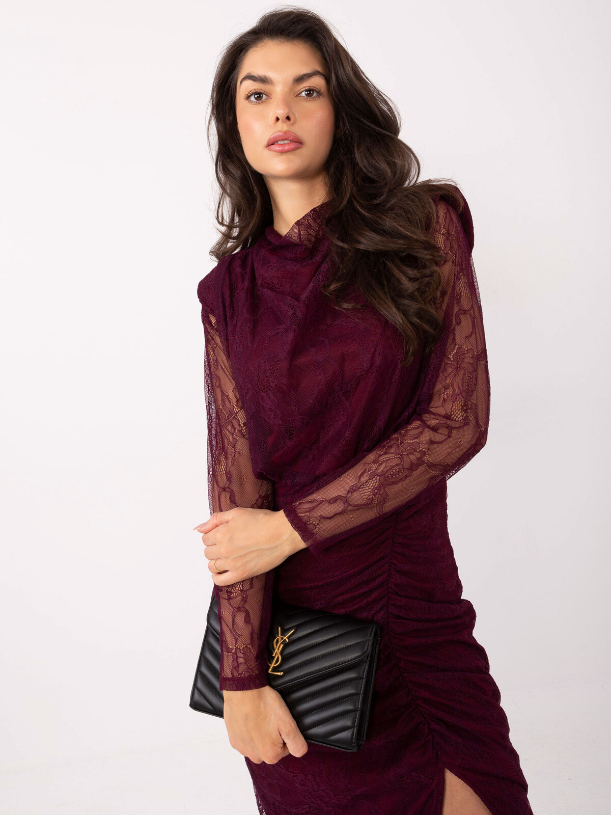 Tmavofialové čipkované šaty