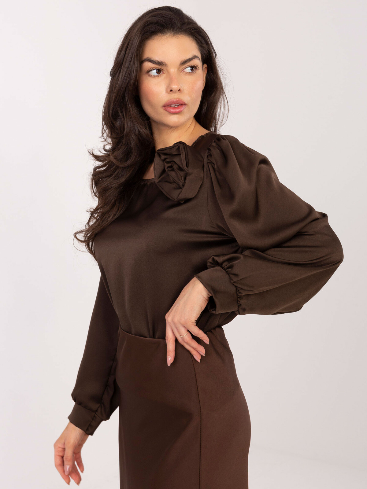 Tmavohnedá blúzka s volánom