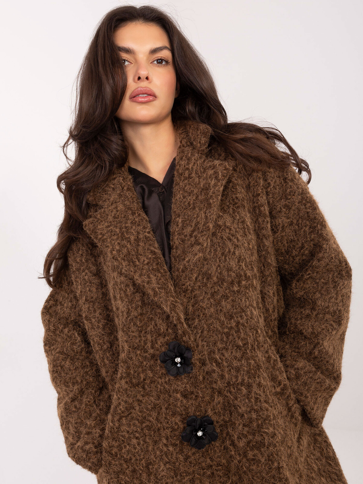 Hnedý kabát s veľkými gombíkmi