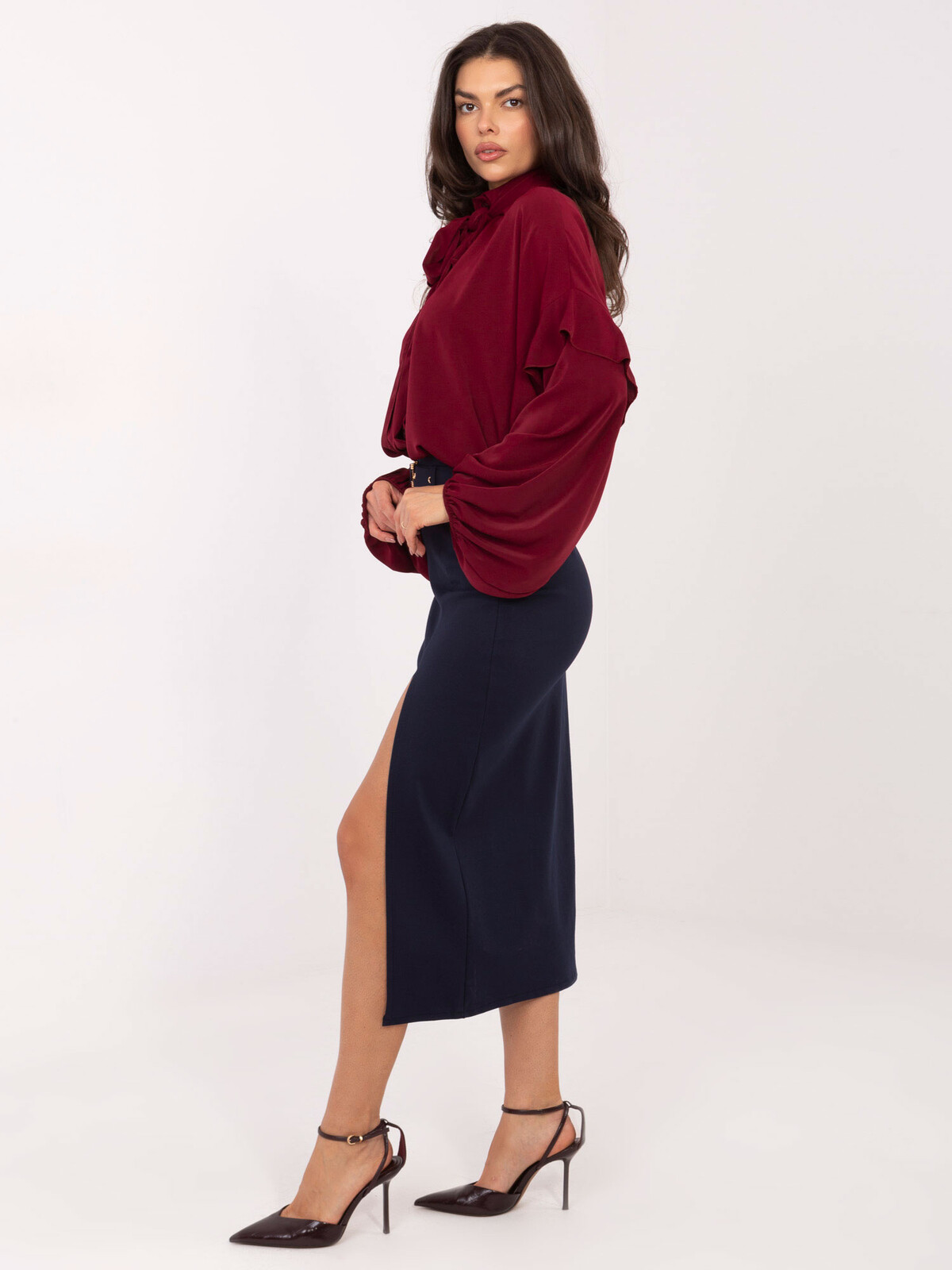 Tmavomodrá midi sukňa s rozparkom