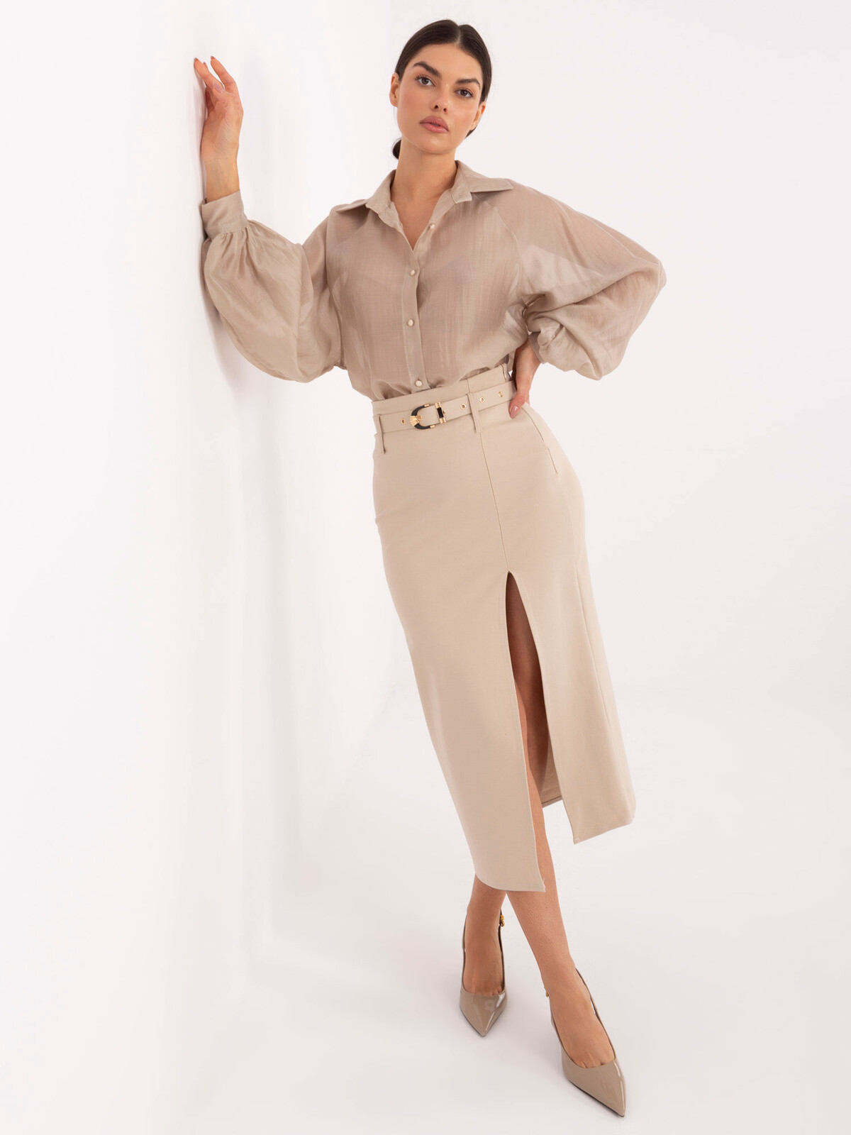 Béžová puzdrová sukňa s opaskom