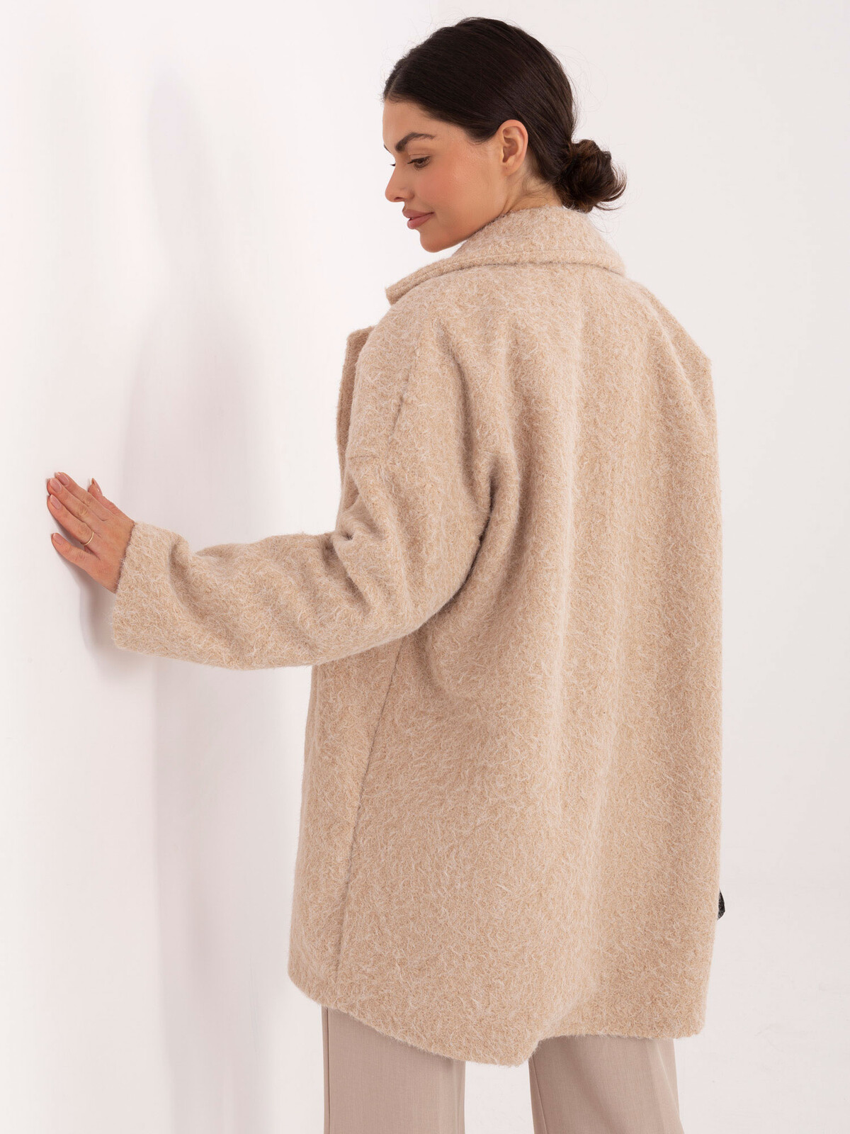 Béžový kabát s čiernymi gombíkmi