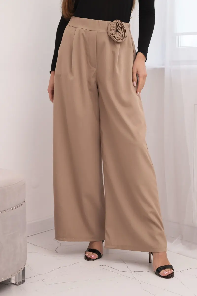 Elegantné dámske nohavice s kvetinovou dekoráciou