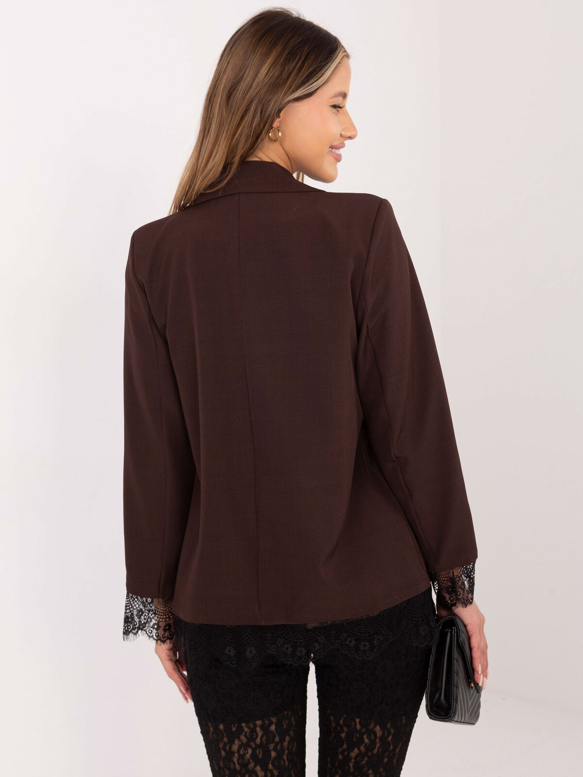 Hnedé sako s čipkovanými detailmi