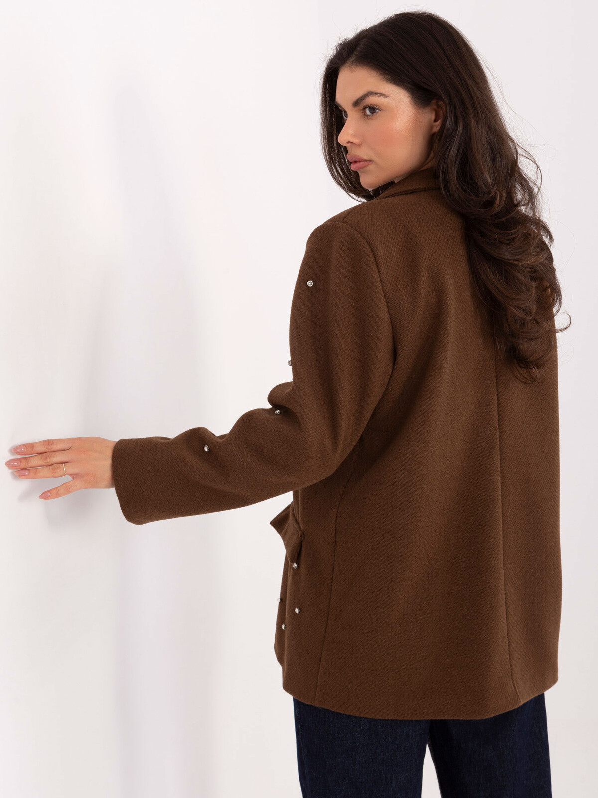 Hnedé sako s ozdobnými detailmi