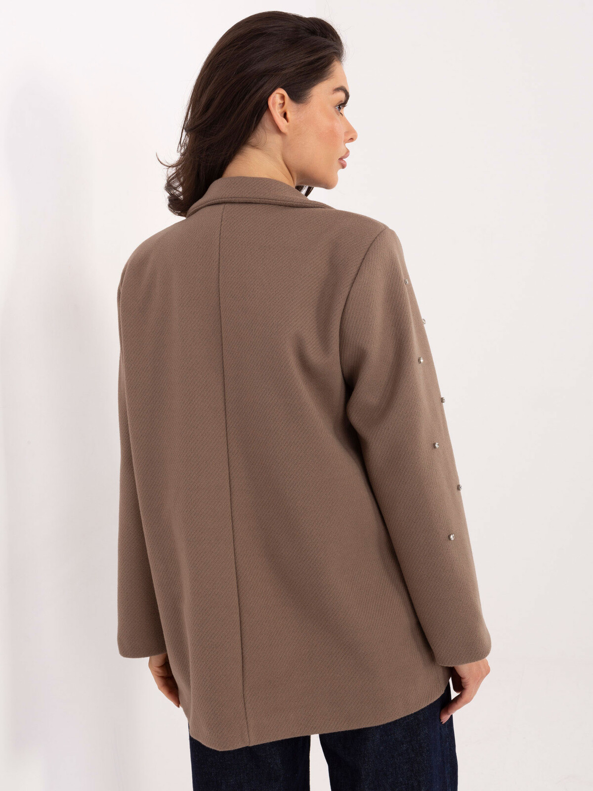 Dámsky tmavobéžový sako s perličkami