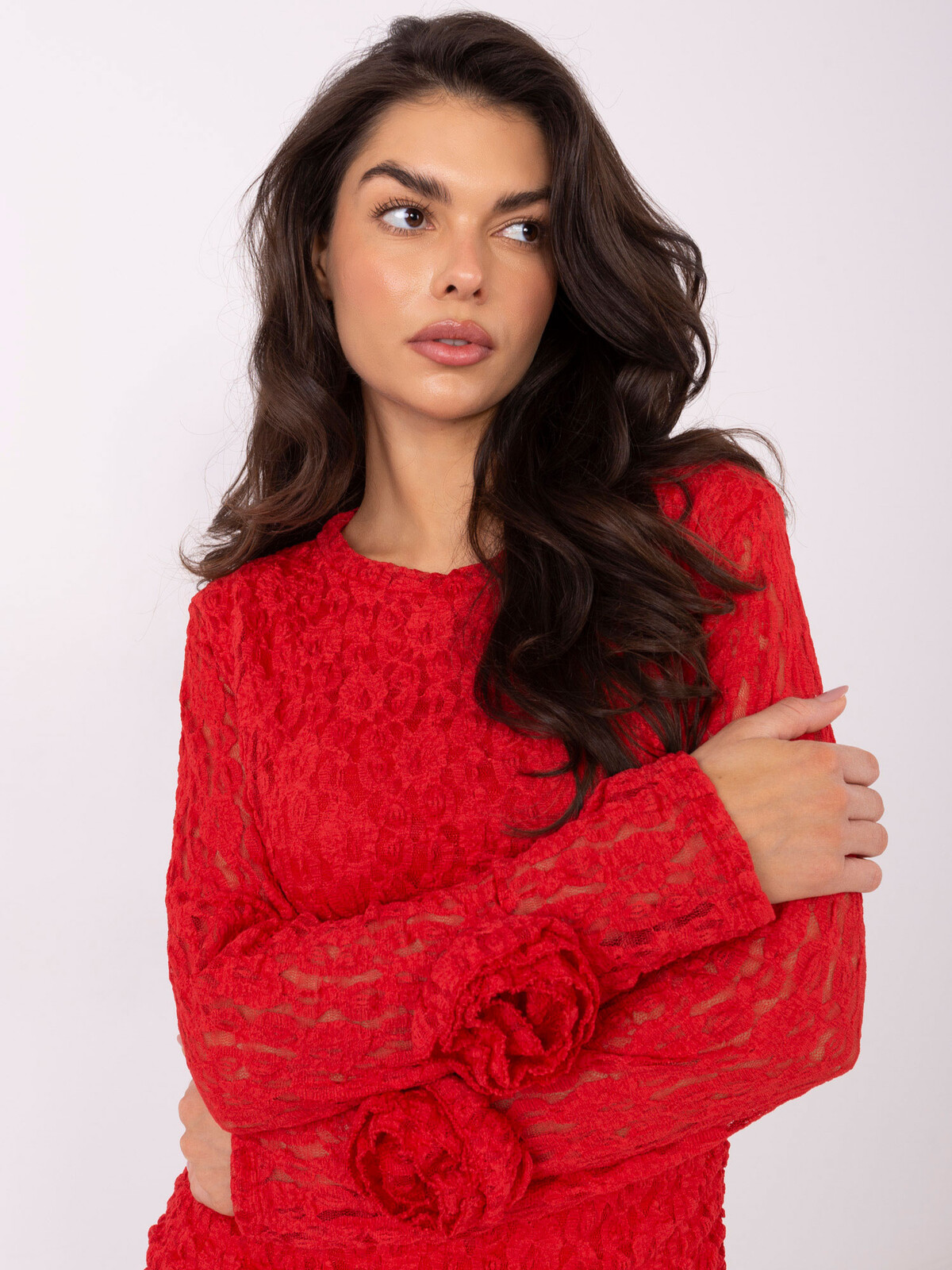 Červené čipkované šaty s dlhým rukávom