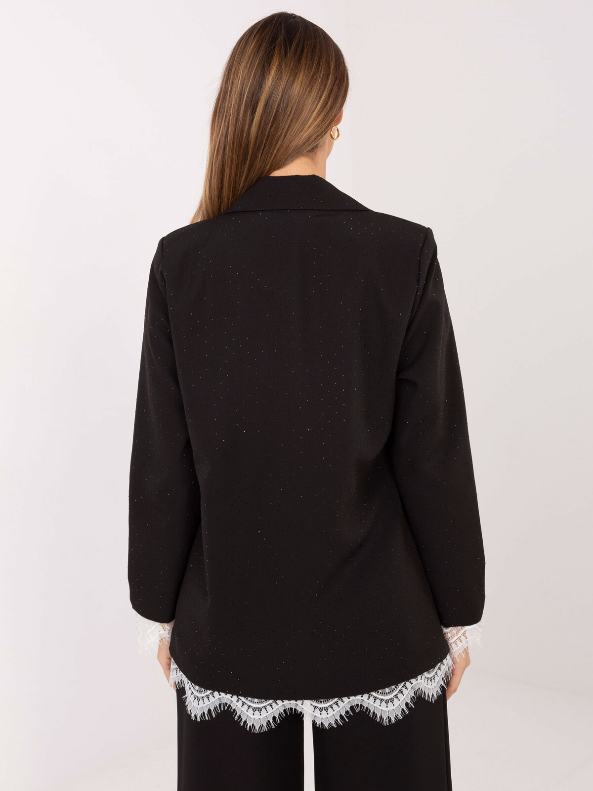 Čierne sako s čipkovaným lemom