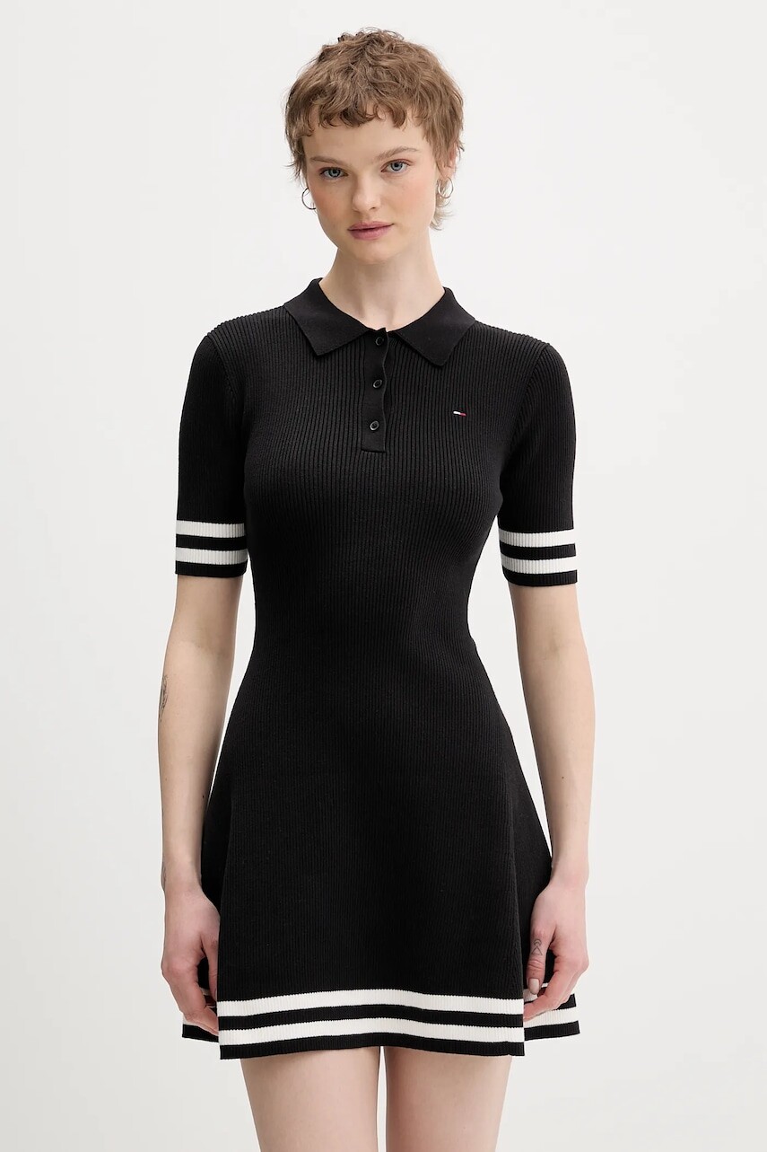 Šaty Tommy Jeans čierna farba, mini, áčkový strih, DW0DW22106