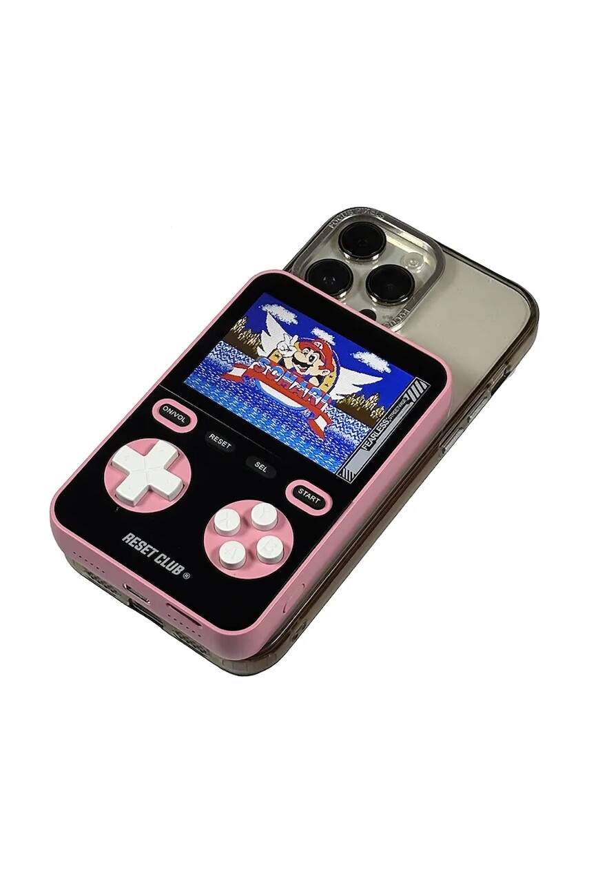 Powerbanka s integrovanou hernou konzolou Reset Club Powerbank Gaming 7,5 × 2 × 11,5 cm ružová farba