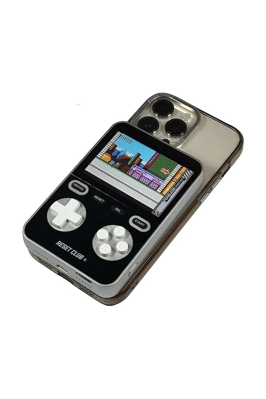 Powerbanka s integrovanou hernou konzolou Reset Club Powerbank Gaming 7,5 × 2 × 11,5 cm šedá farba