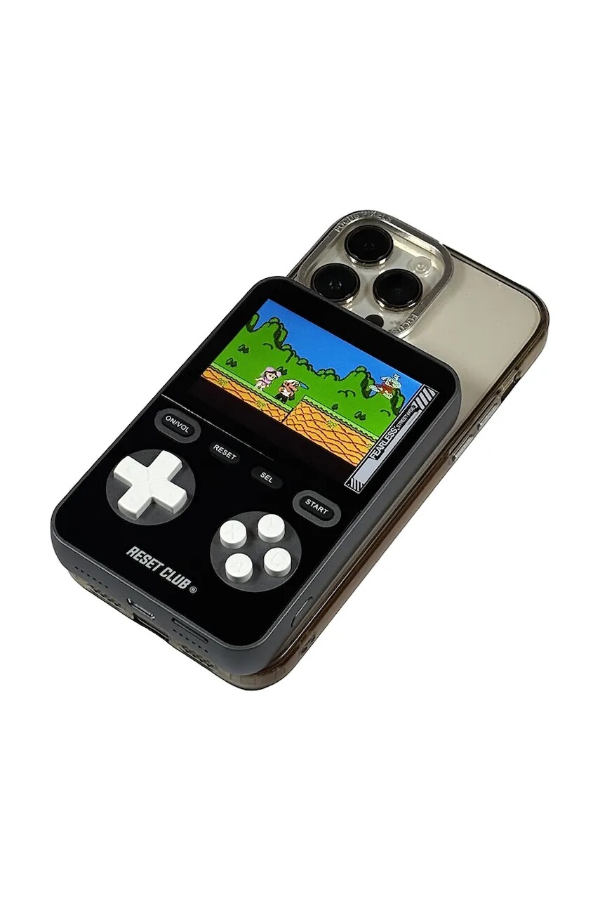 Powerbanka s integrovanou hernou konzolou Reset Club Powerbank Gaming 7,5 × 2 × 11,5 cm čierna farba