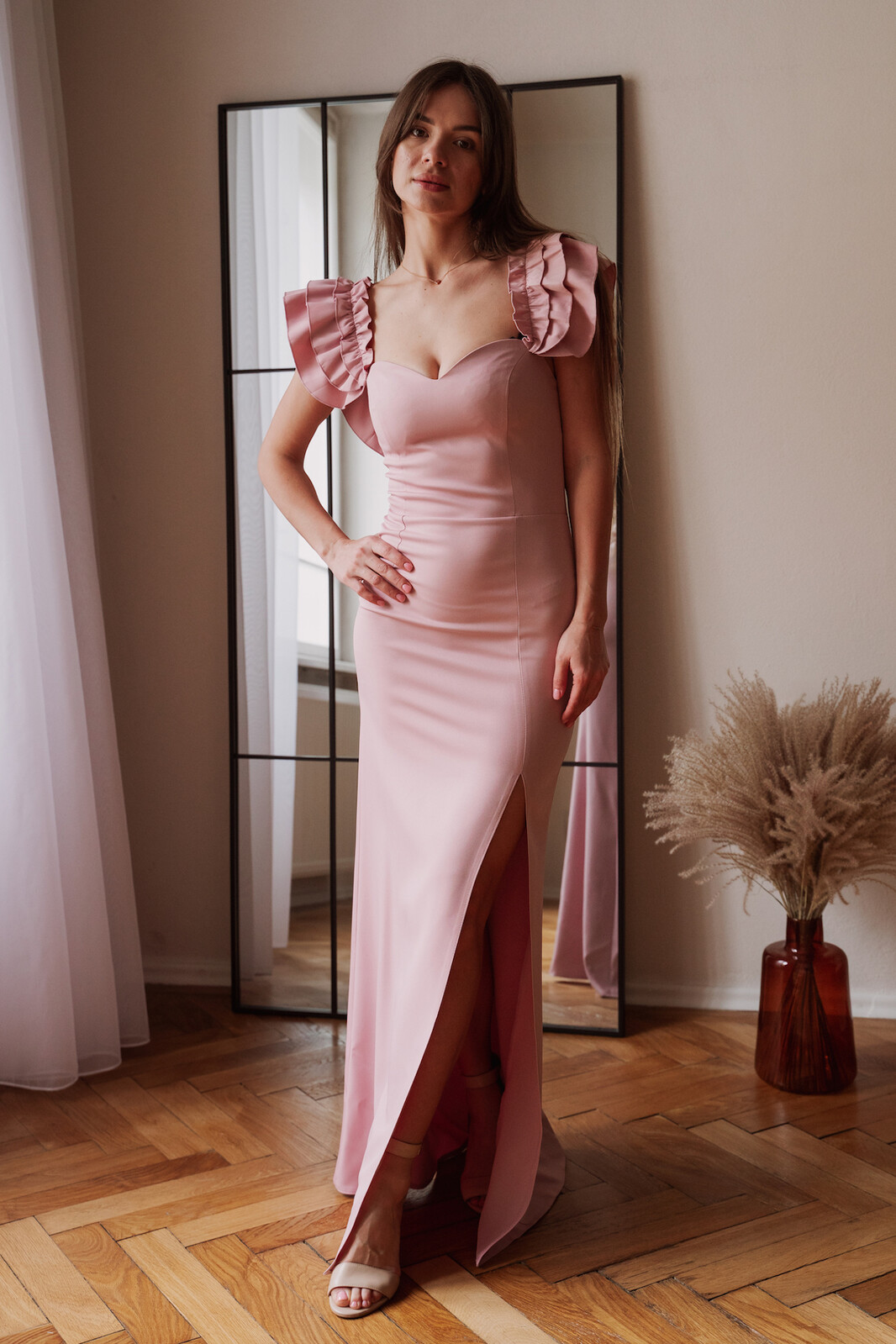 Mally Staroružové priliehavé šaty s volánikovými rukávmi Veľkosť: XS