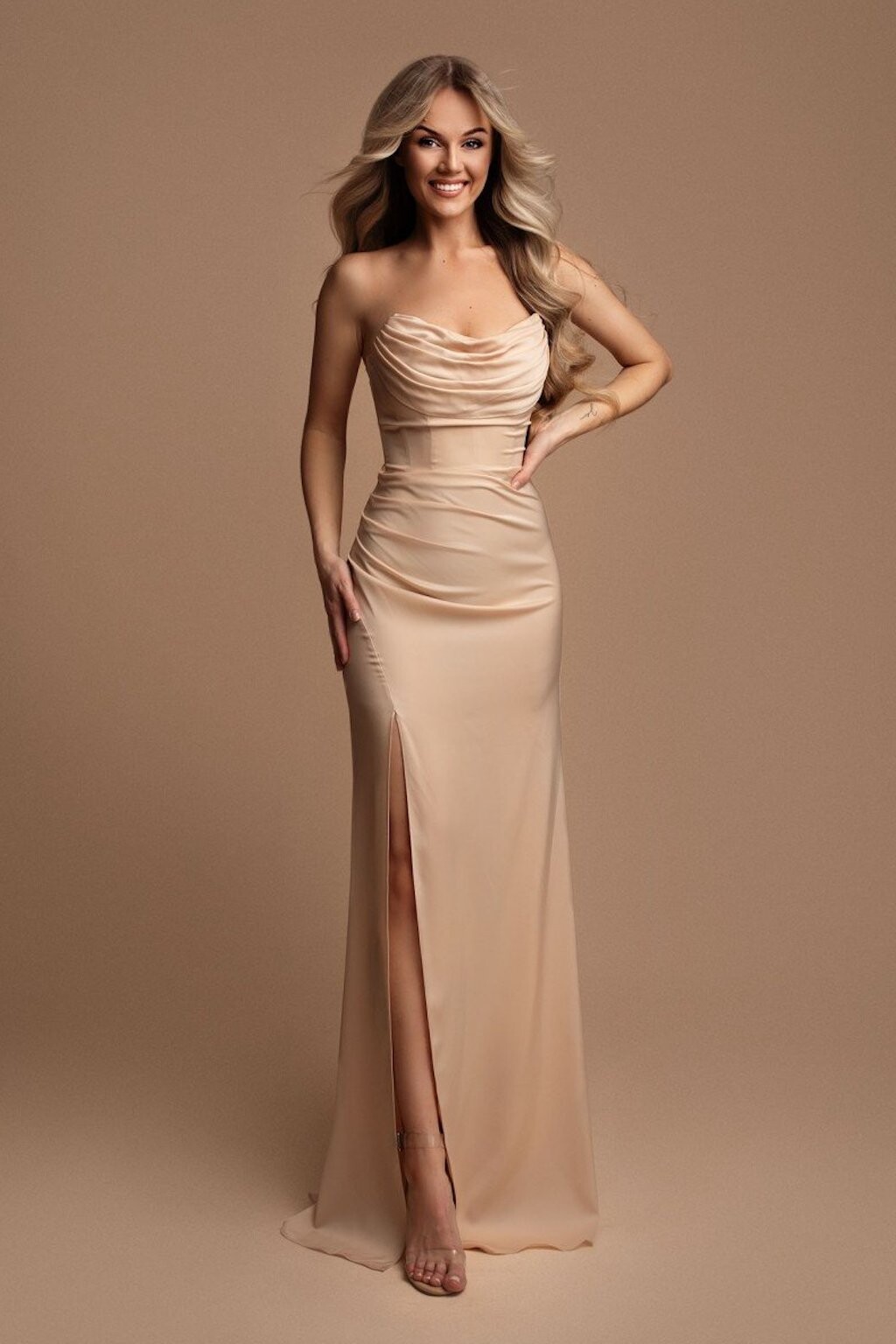 Eva & Lola Zlaté priliehavé šaty s rozparkom Veľkosť: L