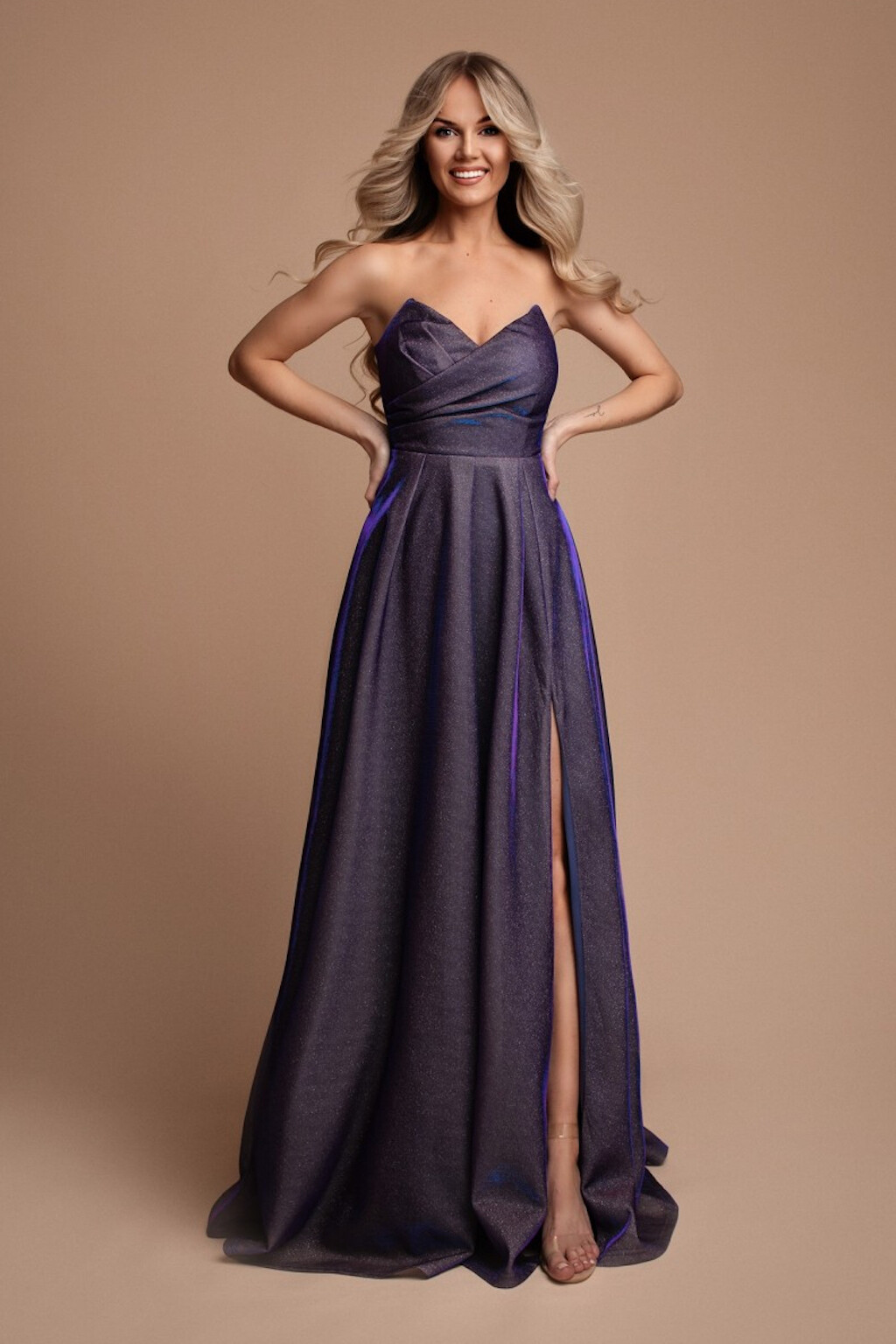 Eva & Lola Fialové trblietavé šaty s rozparkom Veľkosť: S