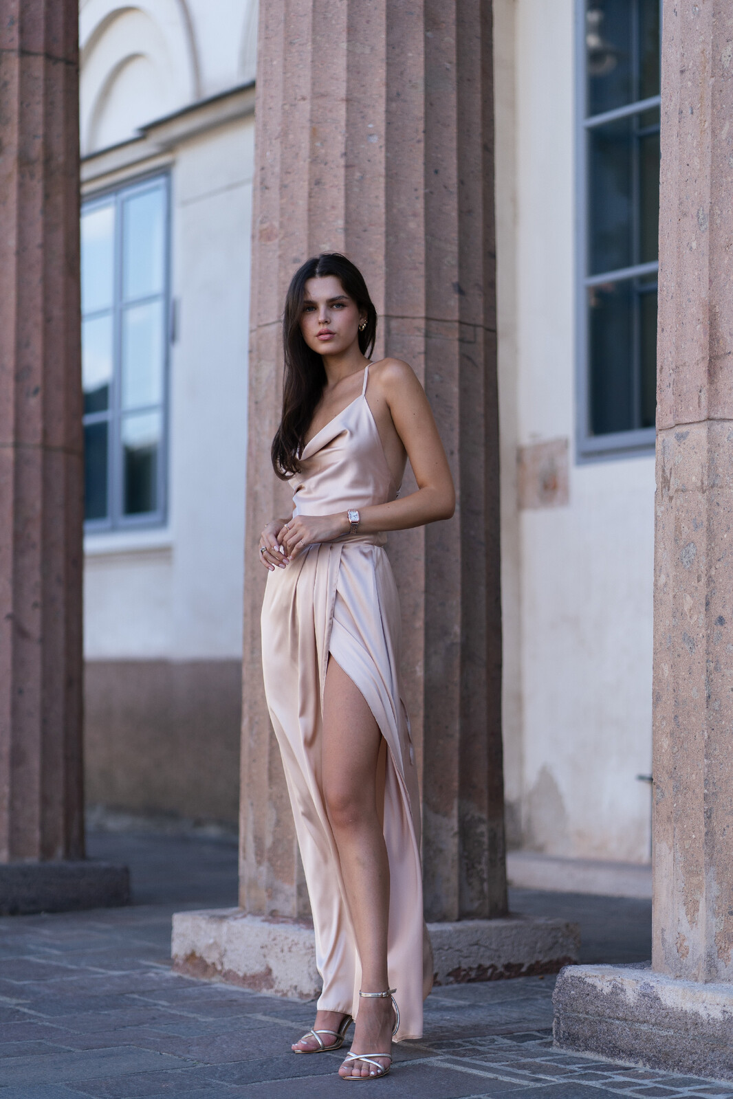 Mally Poškodený tovar - Zlaté saténové šaty s odhaleným chrbtom Veľkosť: S