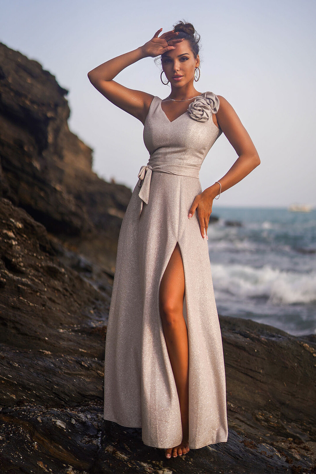 Elizabeth Collection Béžové trblietavé šaty s ružami Veľkosť: 4XL